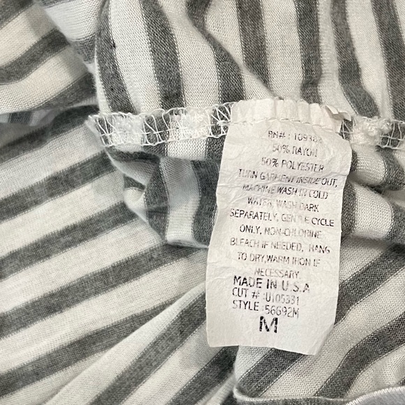 🩶 Maternity Top with Floral Appliqué | Lavish Maternity | White & Gray | Medium - Picture 5 of 7